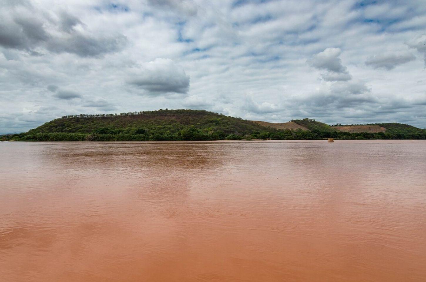 Laudo particular aponta contaminação no Rio Doce e atingidos anunciam ida a Brasília