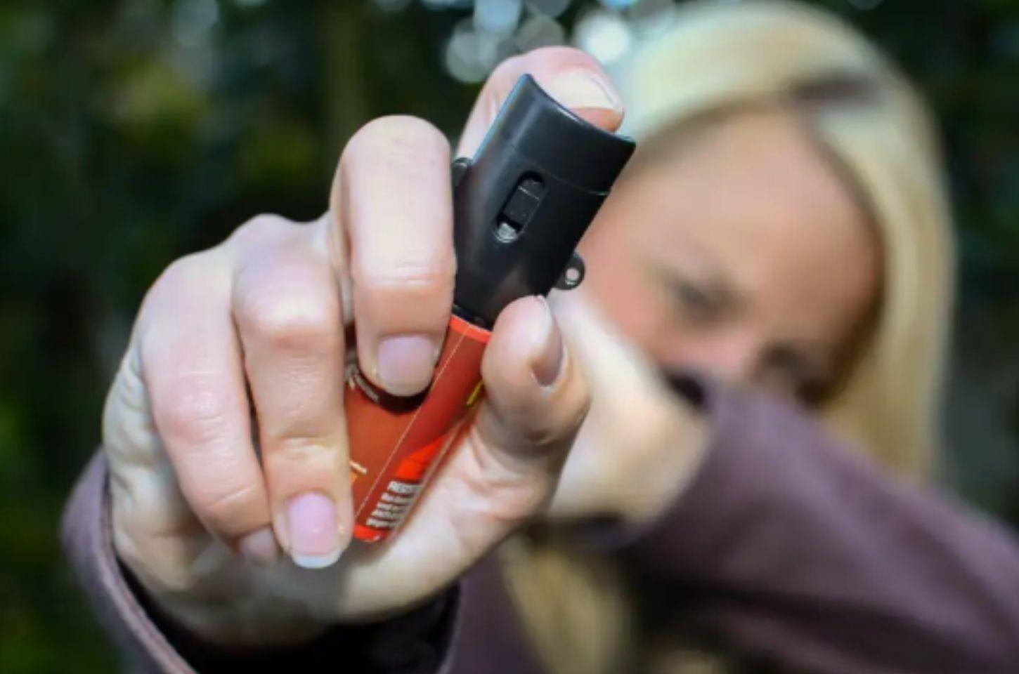 Lei autoriza mulheres a comprar e portar spray de pimenta para defesa pessoal