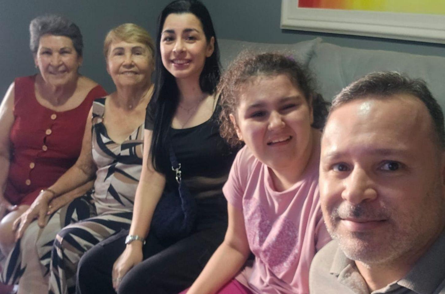 Major Gledson Pedroni, sua filha Beatriz, Isabella com a avó Jandira e Tetéia