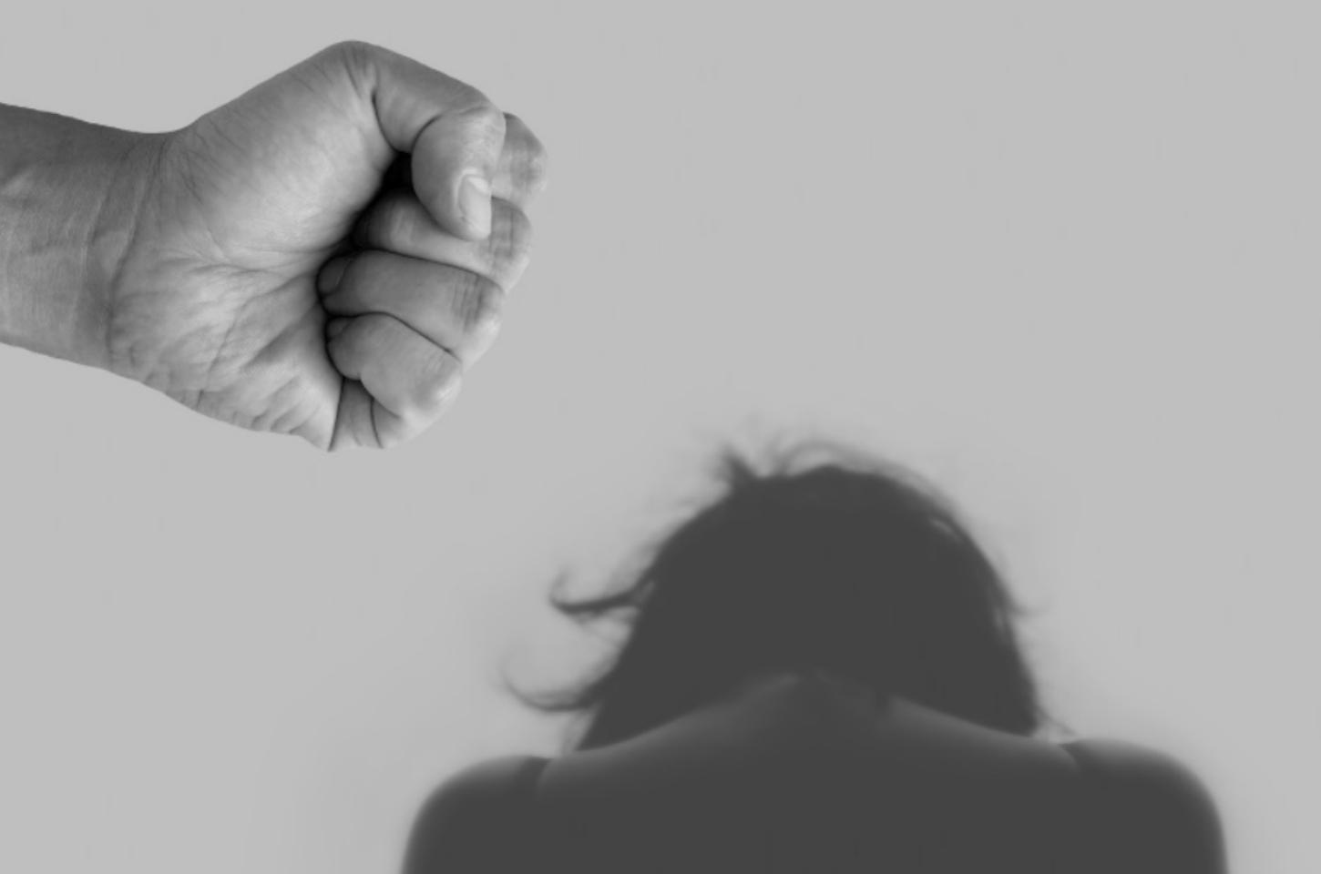 Relacionamento marcado por controle e ameaças termina em tentativa de feminicídio na Serra