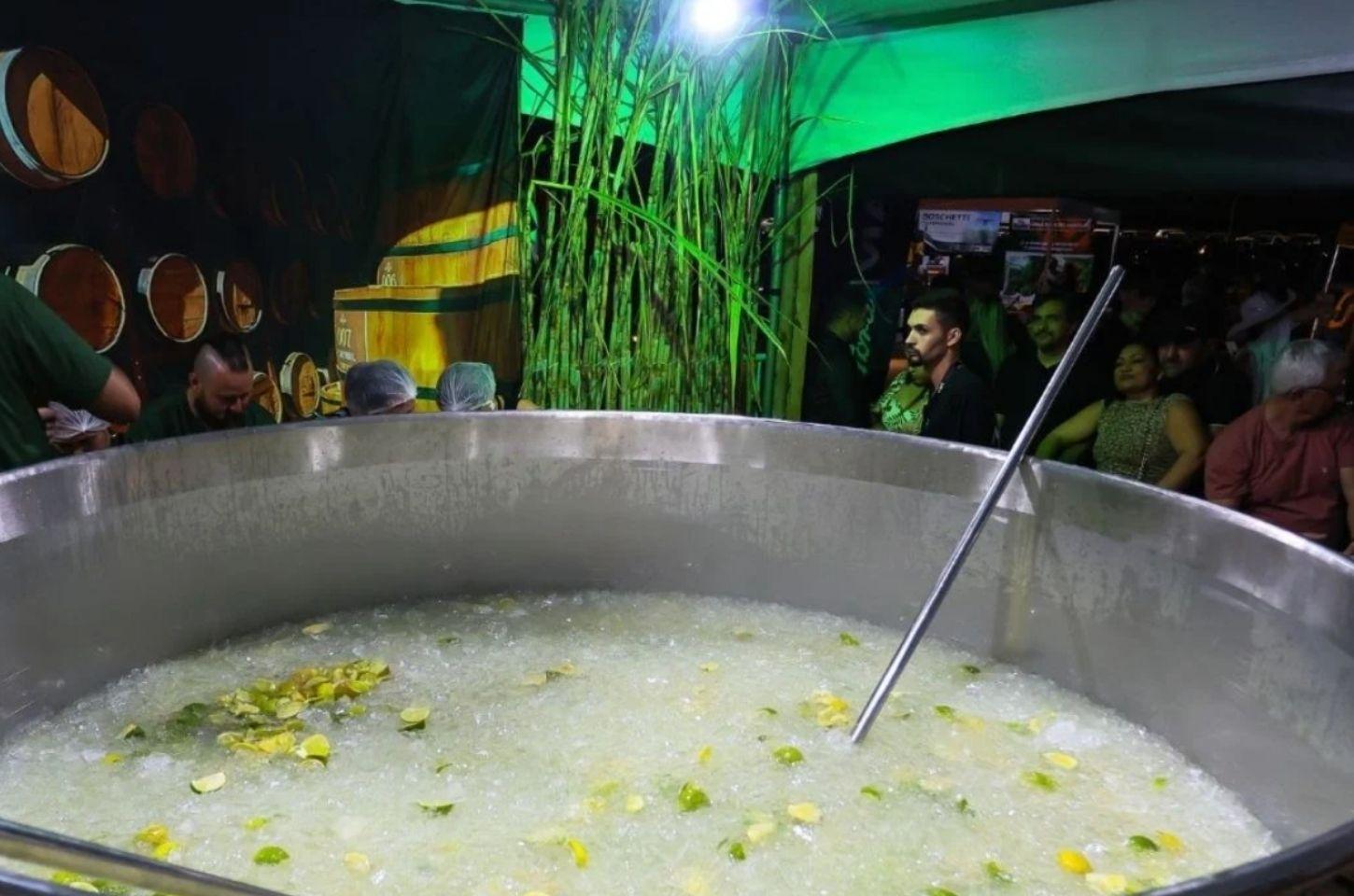 São Roque do Canaã prepara caipirinha de 1.500 litros para Festival da Cachaça
