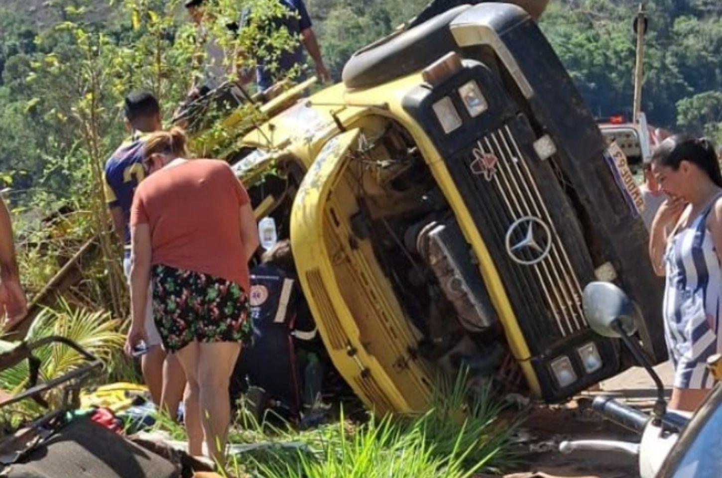 Caminhão que transportava 12 cavalos tomba em Pancas; duas pessoas ficam feridas e uma égua morre