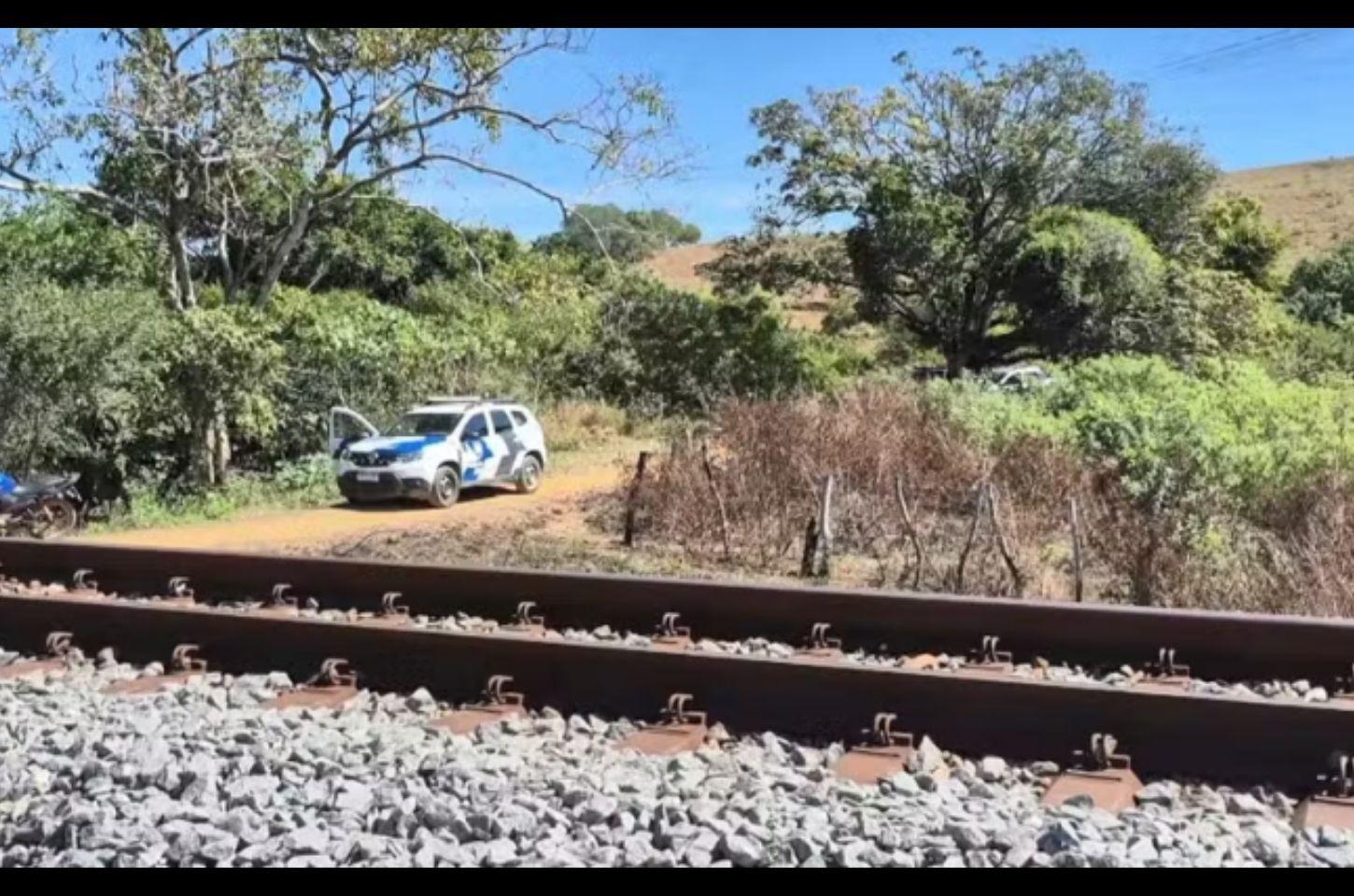 Casal é encontrado morto a tiros em área de mata próxima à linha férrea em Cariacica