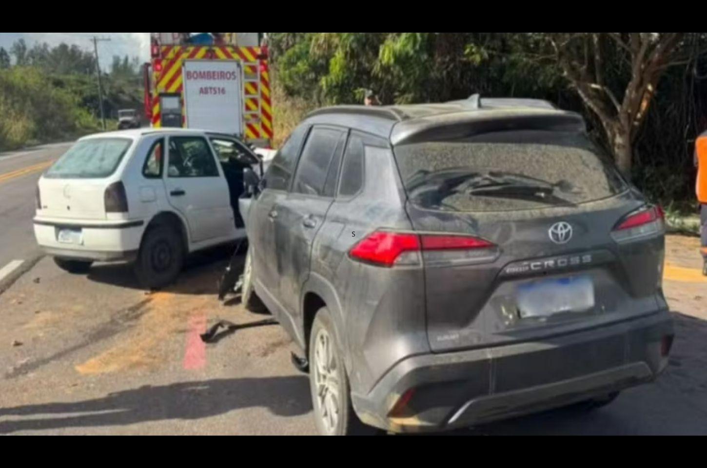 Colisão entre dois carros deixa quatro pessoas feridas na Rodovia do Sol, em Anchieta