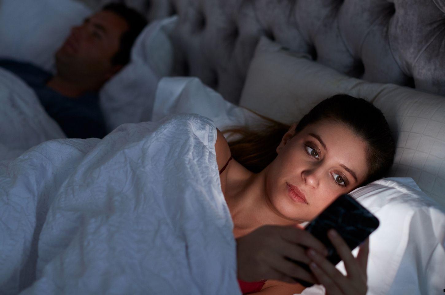 Distância entre o celular e a cama pode contribuir para uma noite de sono com menos interrupções