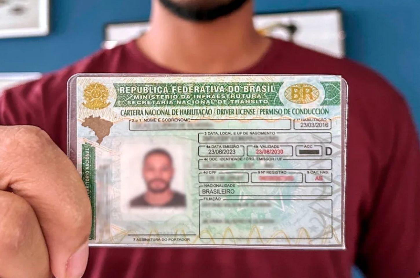 Irregularidades no CPF podem interromper renovação da CNH; dívidas, por si só, não impedem o serviço