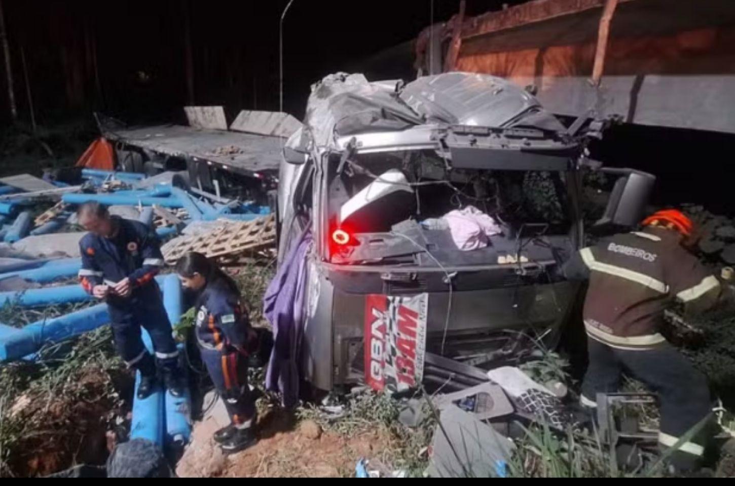 Jovem morre após ser arremessada de caminhão que caiu em ribanceira na BR-262, em Domingos Martins