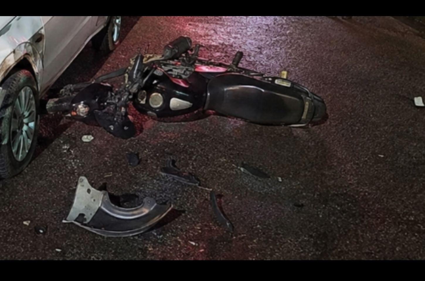 Motociclista sem CNH fica ferido em acidente com carro em Marilândia