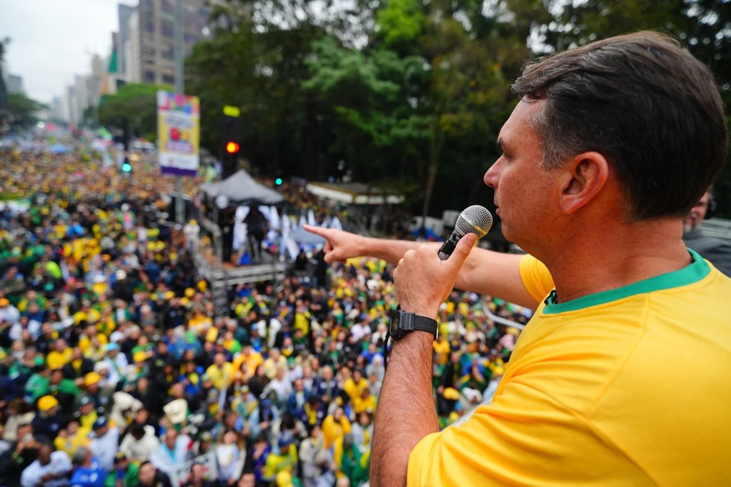 Ato de Flávio preserva força do bolsonarismo, mas expõe limites da mobilização