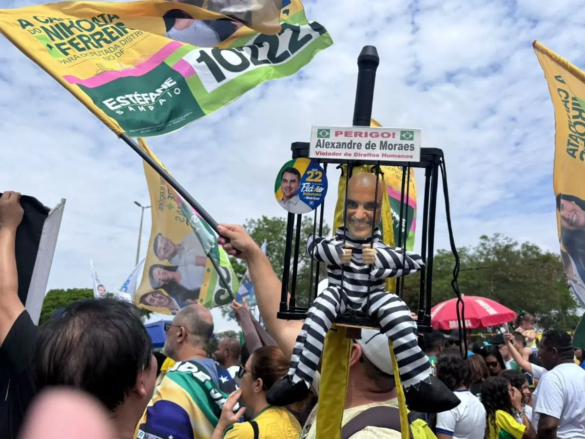 Ato em Brasília reúne mais de 300 pessoas com críticas a Moraes e ao governo Lula