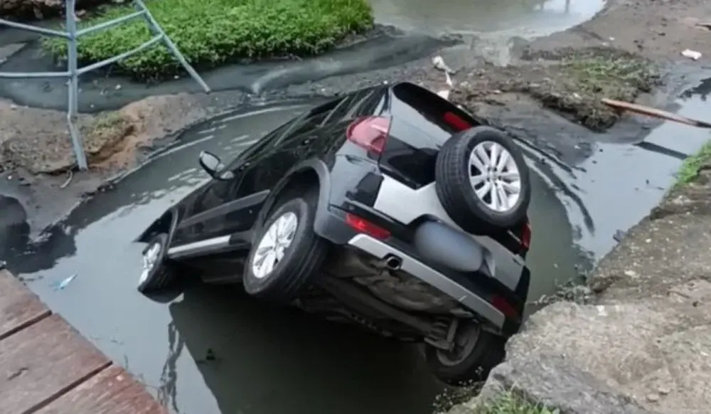 Carro rompe proteção de ponte e despenca em valão em Vila Velha