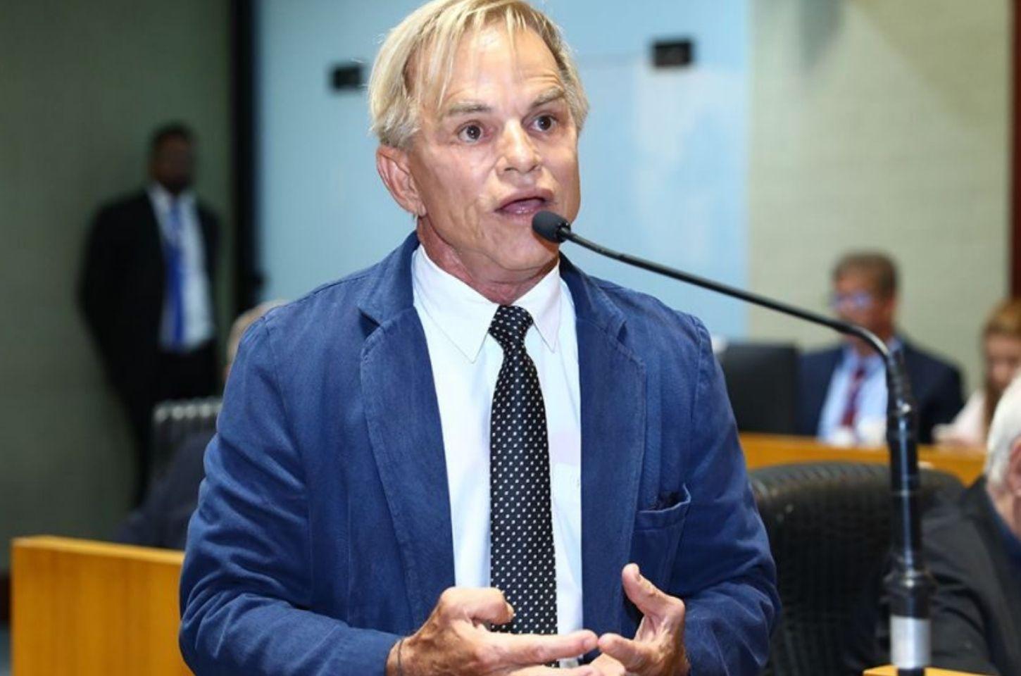 Meneguelli sinaliza proximidade com Flávio Bolsonaro, mas mantém independência na eleição presidencial