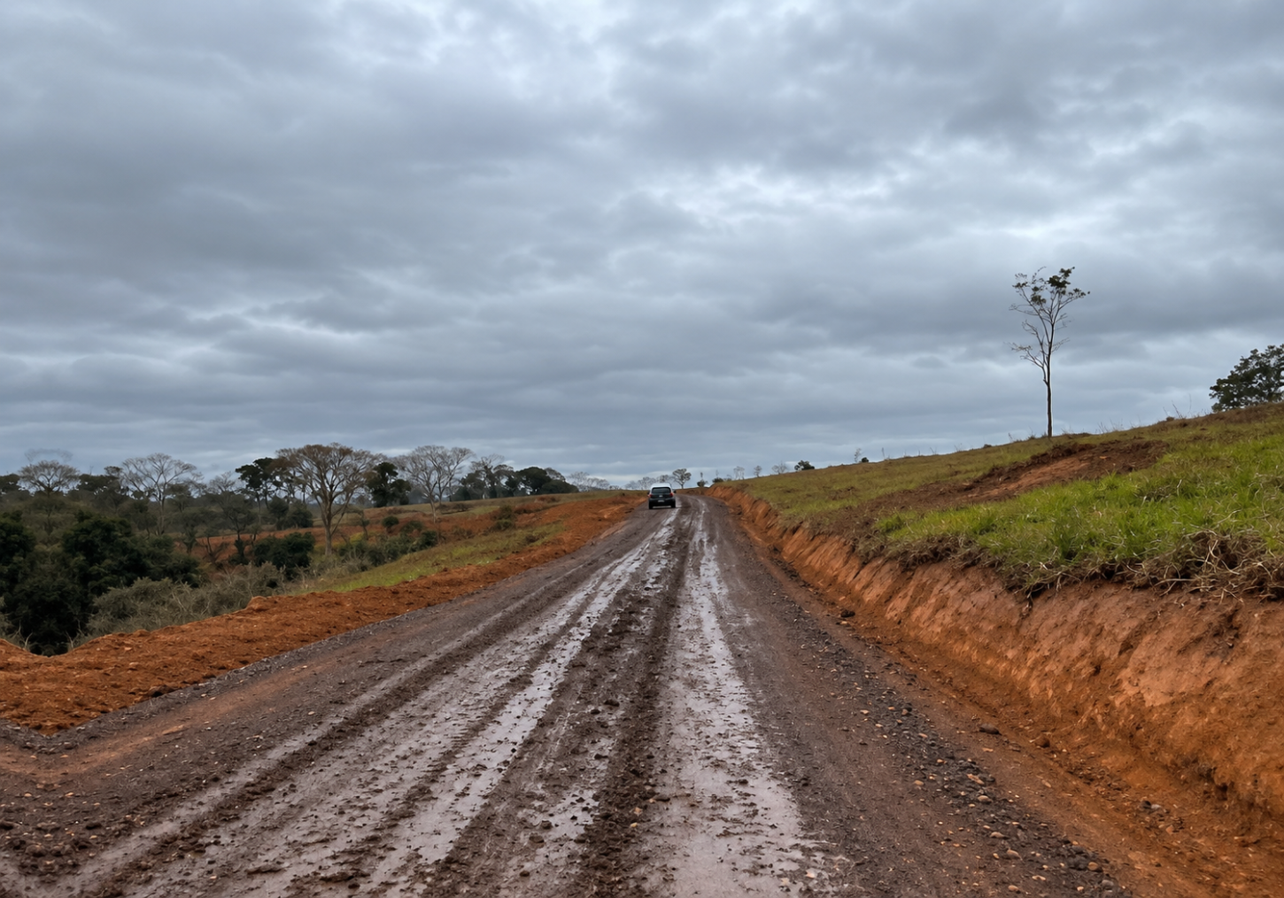 Prefeitura recupera estrada rural e melhora condições de acesso e produção no Córrego Santa Fé
