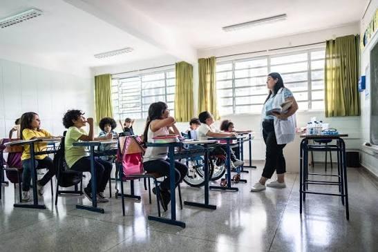 Relato de aluno leva família a denunciar professora por suposta agressão em escola 