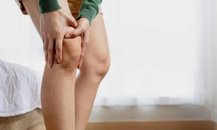 Estalos no joelho podem ser normais, mas alguns sinais exigem atenção