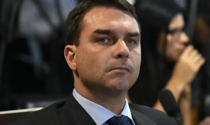 Flávio Bolsonaro aponta suposta articulação contra sua candidatura e cita ministros do STF