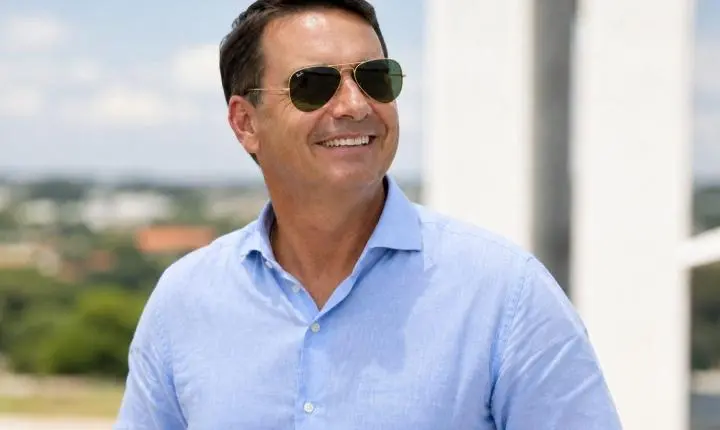 Flávio Bolsonaro evita prometer ganho real para o salário mínimo, mas diz que não fará cortes sobre os mais pobres