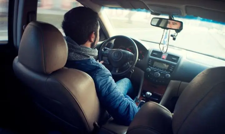Motorista de aplicativo deixa passageira sem pertences após arrancar com carro em Colatina