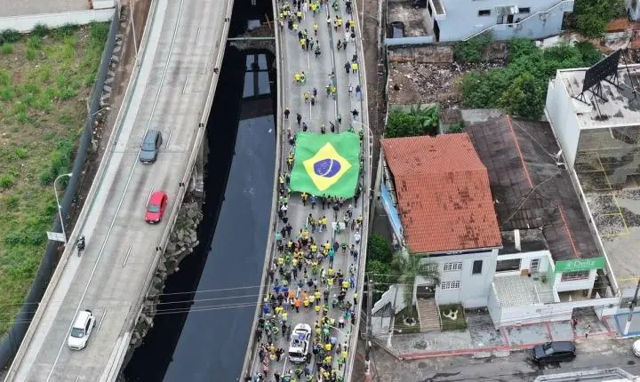 Protesto contra Alexandre de Moraes leva manifestantes à Terceira Ponte no 7 de Setembro