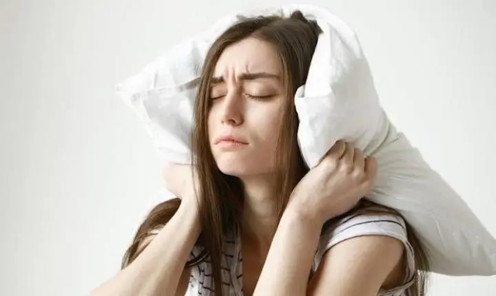 Noites mal dormidas após festas e viagens podem comprometer memória, atenção e decisões