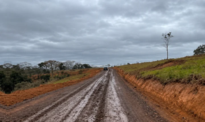 Prefeitura recupera estrada rural e melhora condições de acesso e produção no Córrego Santa Fé